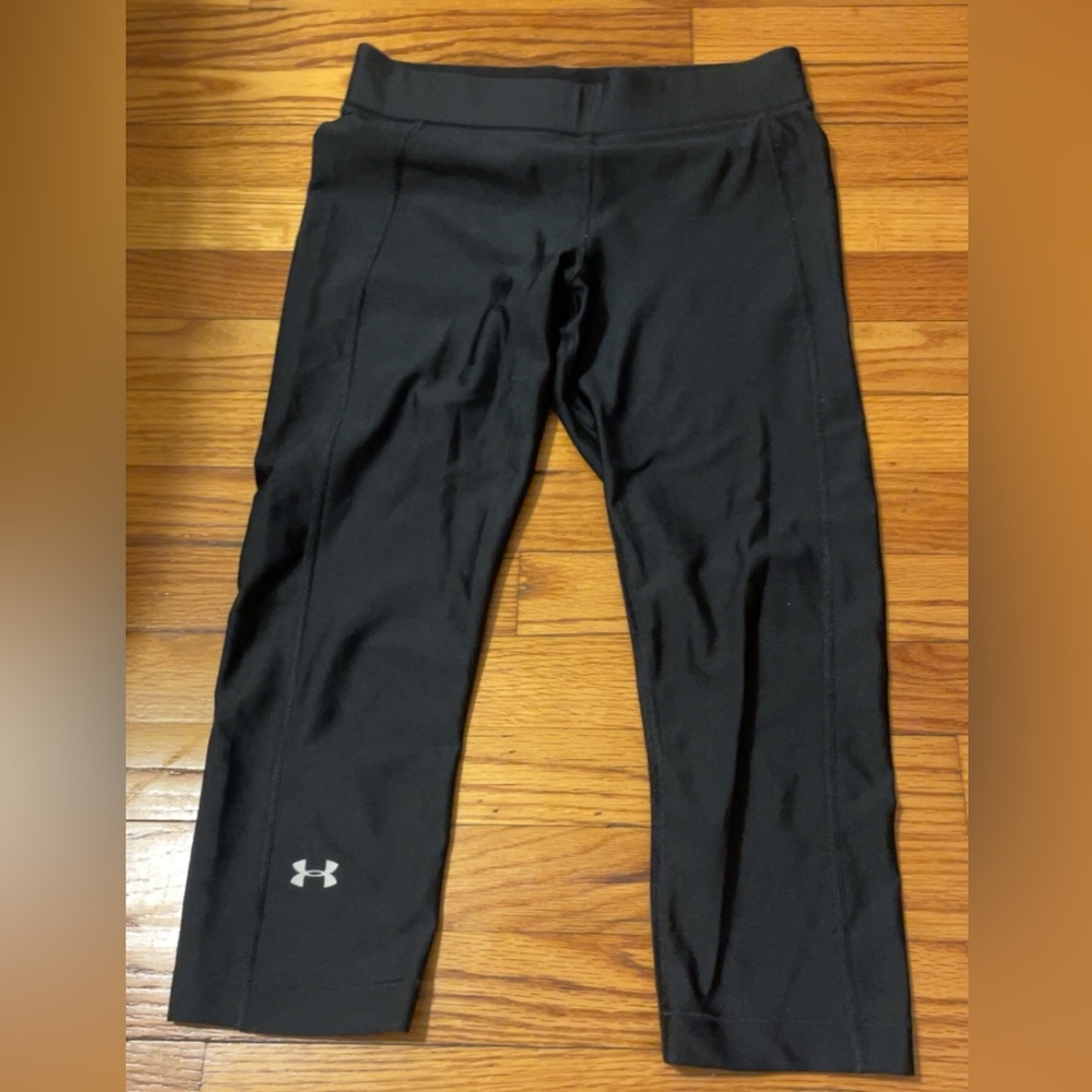 Under armour cropped workout leggings.